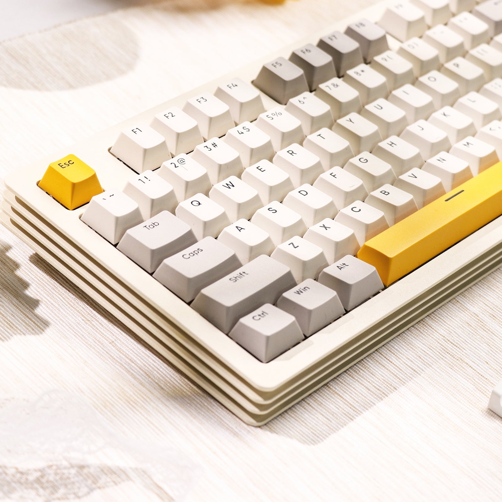 YUNZII Ajazz AK687 Hot Swappable Wireless Mechanical Keyboard keyboard image