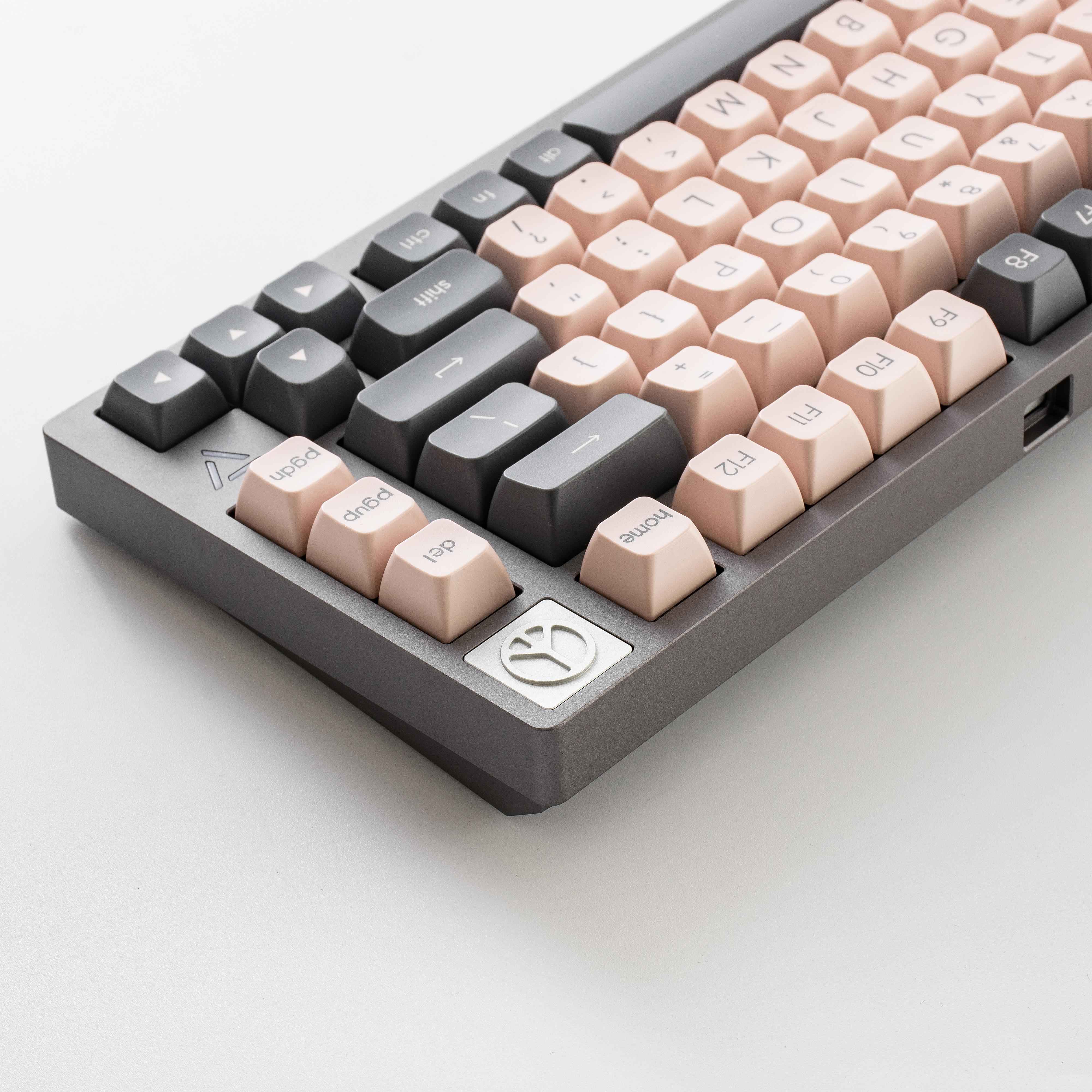 YUNZII AJAZZ AC081 Gasket Hot Swappable RGB Wired Aluminum Mechanical Keyboard - Peace keyboard image